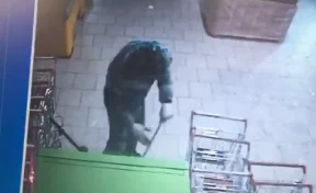 В Сети появилось видео, как в Кузбассе кувалдой вскрывали банкомат