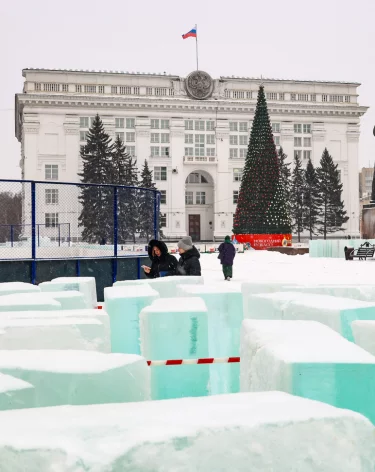 В Кемерове на площади Советов начали возводить ледовый городок