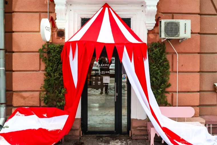 Фото: Праздник на витринах: новогодний декор на фасадах заведений Кемерова 24