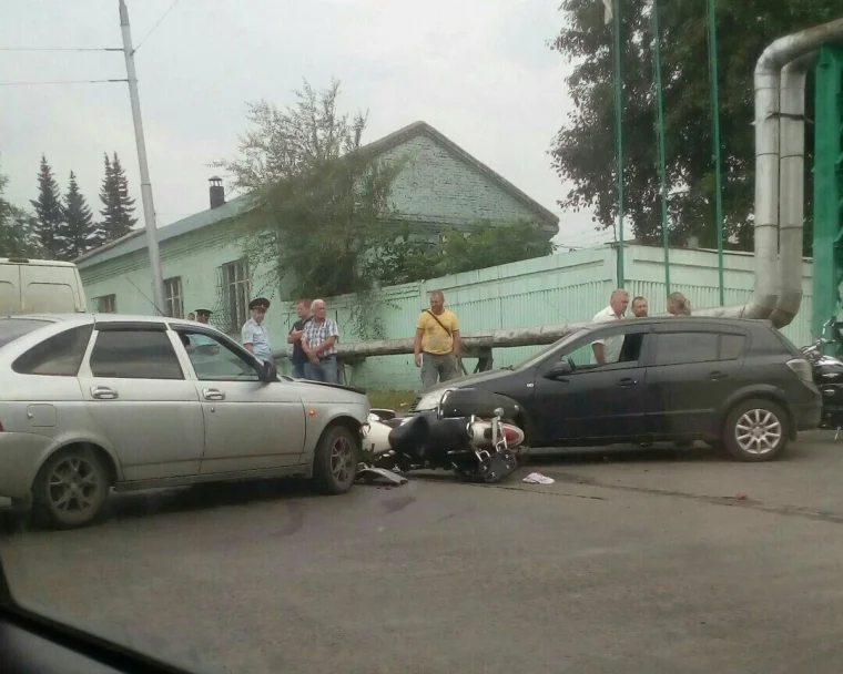 Фото: Очевидец: столкнувшийся с двумя автомобилями в Кемерове мотоциклист остался в живых 2
