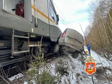 Фото: В Дубне водитель автомобиля погиб, пытаясь проскочить перед поездом   1