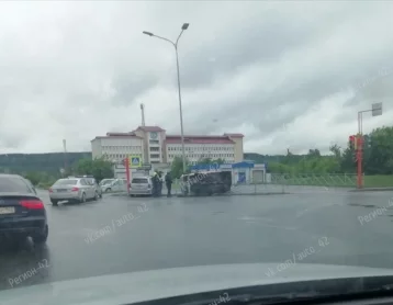 Фото: Появились подробности ДТП, после которого в Кемерове перевернулась машина 1