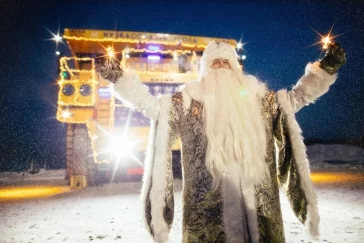 Фото: В Кузбассе 220-тонный самосвал под управлением Деда Мороза выполнил праздничный рейс 5