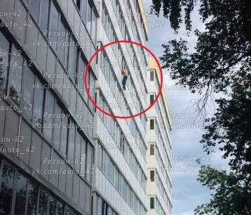 Фото: Очевидец: в Кемерове ревнивый муж заставил любовника жены спасаться бегством через окно 1
