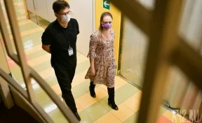 Вакцинированные от коронавируса кузбассовцы не хотят носить маски. В Роспотребнадзоре объяснили, зачем они нужны