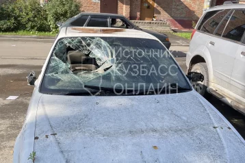 Фото: Кемеровчан обеспокоил опасный автомобиль возле детского сада 1