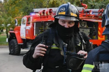 Фото: В Новокузнецке 17 пожарных тушили огонь на складе с мебелью 1