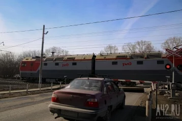 Фото: В Кузбассе легковой автомобиль врезалася в поезд 1