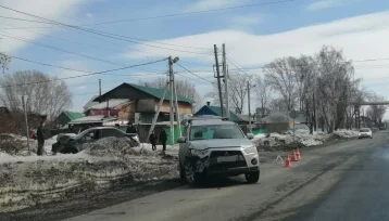 Фото: В Кемерове две иномарки столкнулись на перекрёстке: есть пострадавшие 1