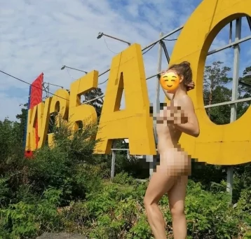 Фото: Кемеровчане возмущены фотосессией обнажённой девушки на фоне стелы «Кузбасс» 1