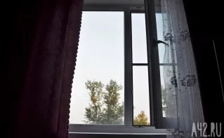 Очевидцы: в Новокузнецке мужчина выпал из окна