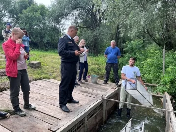 Фото: «Кузбассразрезуголь» выпустил в Томь более 40 тысяч мальков 1