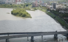Соцсети: самосвал протаранил отбойник на мосту в Кемерове 