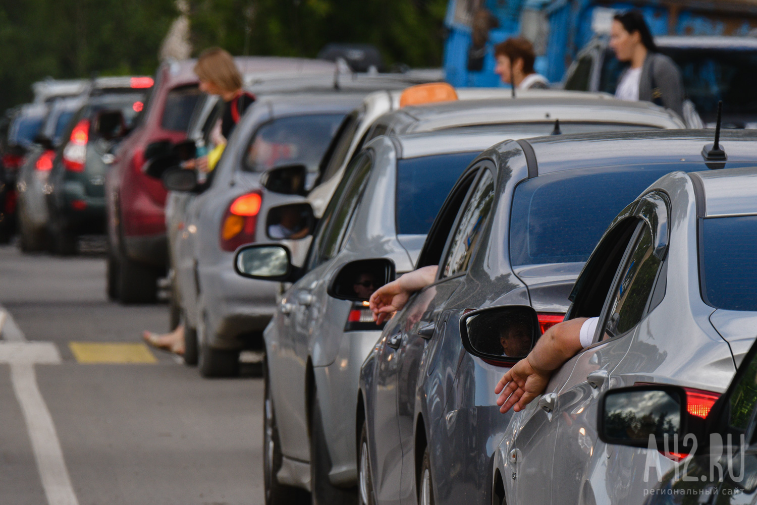 Растянулась на три километра: на подъезде к Крымскому мосту образовалась пробка из автомобилей