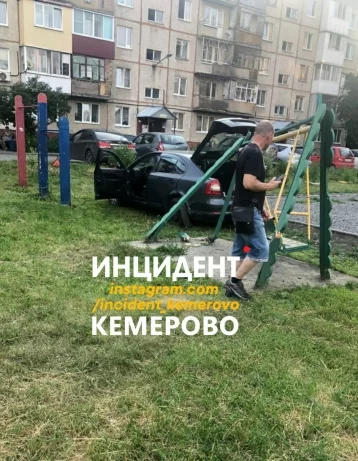 Фото: Соцсети: в Кемерове машина протаранила качели на детской площадке 1