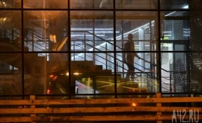 В Кемерове вандалы разбили стеклянную дверь магазина: инцидент попал на видео