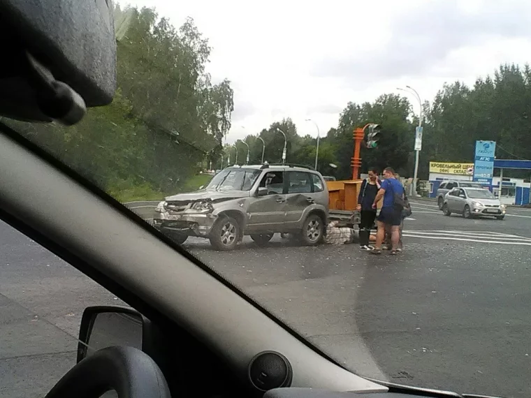 Фото: Недалеко от кемеровского аэропорта произошло серьёзное ДТП 2