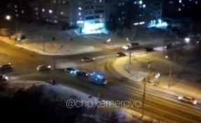 «Врезался в опору освещения»: последствия тройного ДТП в Кемерове попали на видео