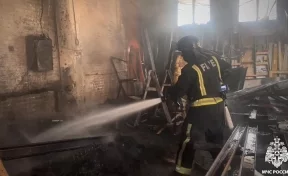 МЧС: в Кемерове снова загорелся склад на Шатурской улице