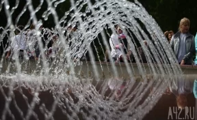 Кузбассовцы пожаловались на детей, которые купались в фонтане и обливали водой рядом сидящих горожан