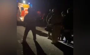 Последствия столкновения автомобиля ГИБДД и автобуса на кузбасской трассе сняли на видео