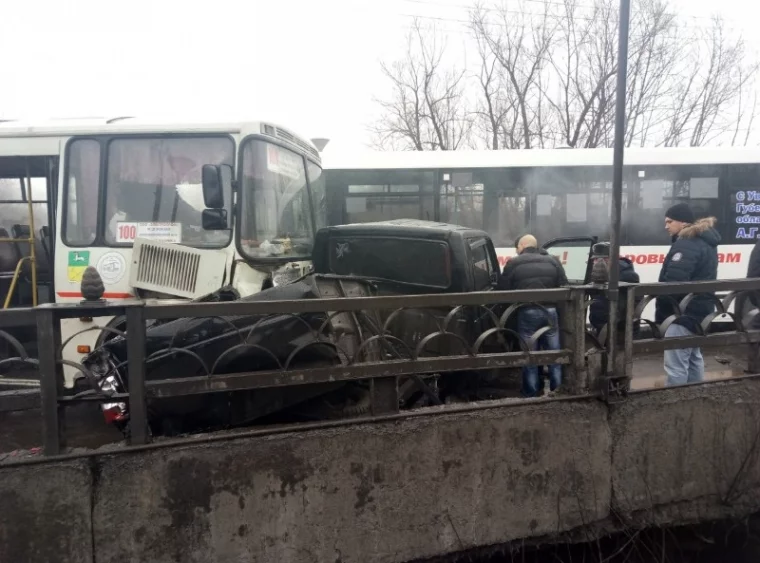Фото: В Кузбассе два автобуса смяли внедорожник, есть пострадавшие 2