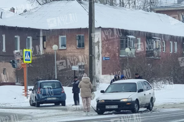 В Кемерове легковушки не поделили перекрёсток и столкнулись в Кировском районе