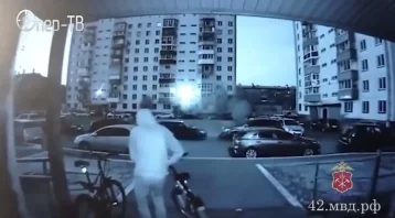 Фото: В Кузбассе кража трёх велосипедов из подъезда многоэтажки попала на видео 1