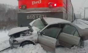 Два легковых автомобиля пострадали в ДТП на железнодорожных переездах в Кузбассе