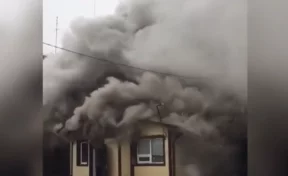 В Кузбассе пожар в здании автомойки попал на видео