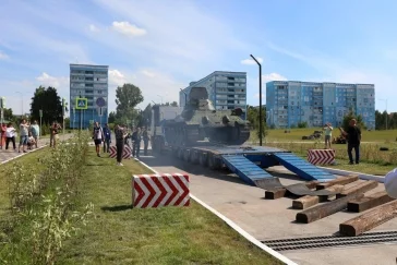 Фото: Танк Т-34 занял место около президентского кадетского училища в Кемерове 2