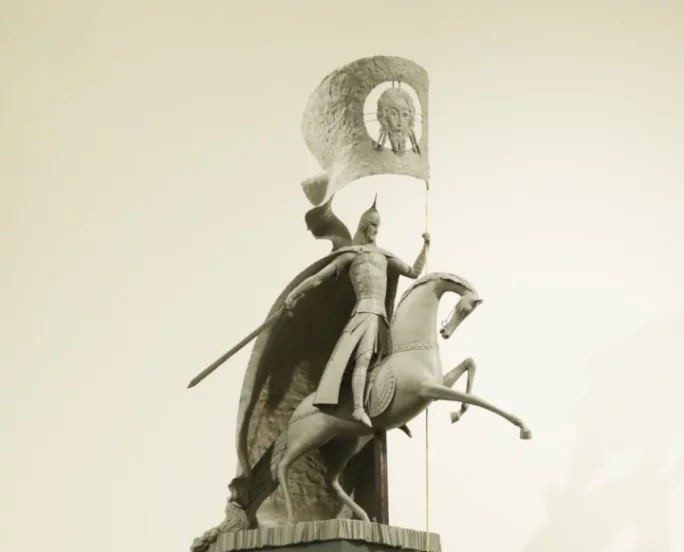 Фото: Александр Невский в Кемерове и на коне. Зачем городу 19-метровая скульптура князя по проекту Даши Намдакова 1