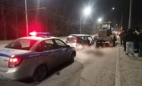 В Кузбассе автомобилист влетел в стоящий на дороге погрузчик: погибла женщина