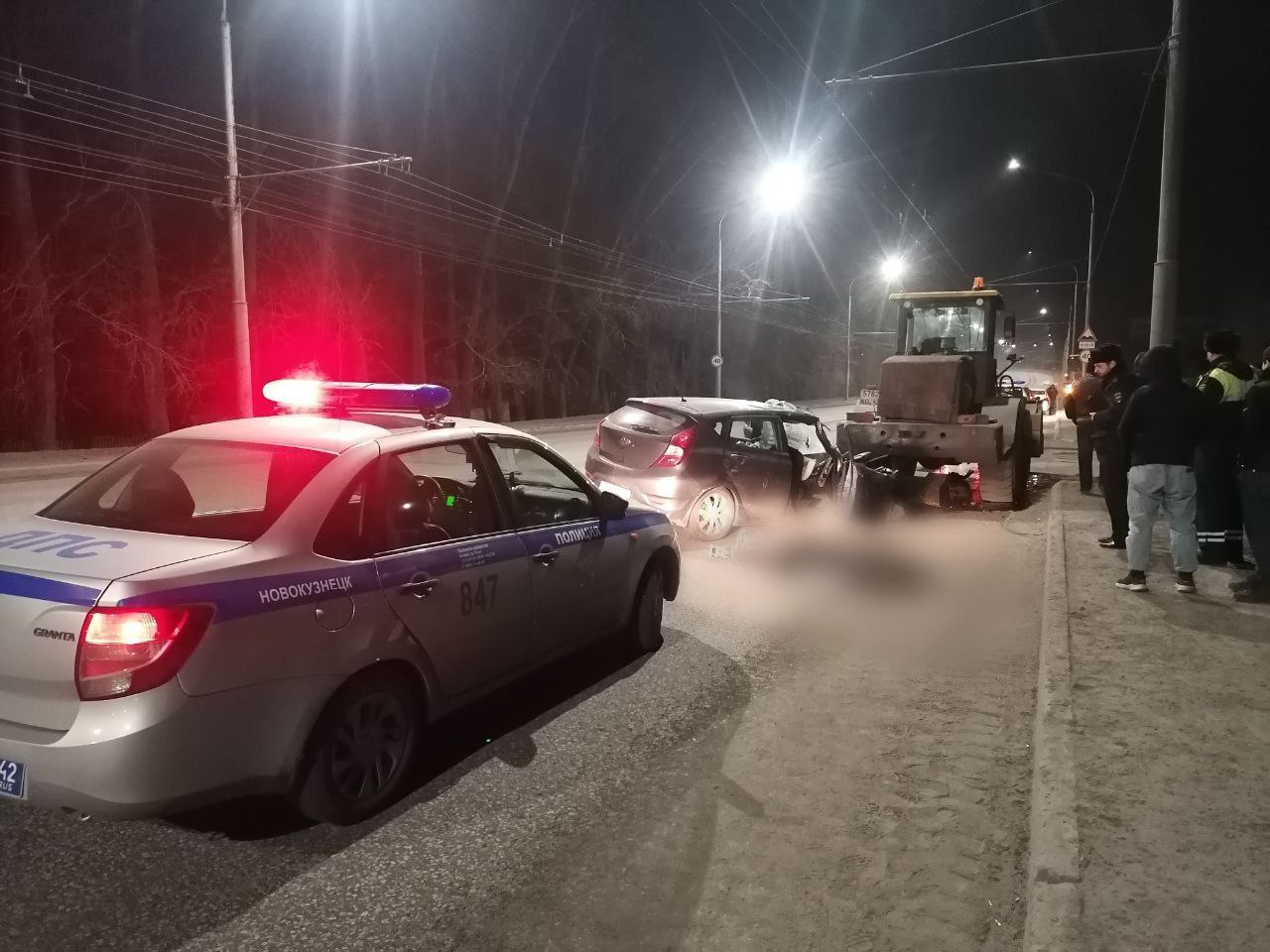 В Кузбассе автомобилист влетел в стоящий на дороге погрузчик: погибла женщина