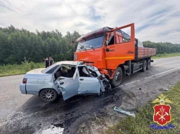 Фото: Манипулятор смял автомобиль в Прокопьевском округе, четыре человека погибли 1