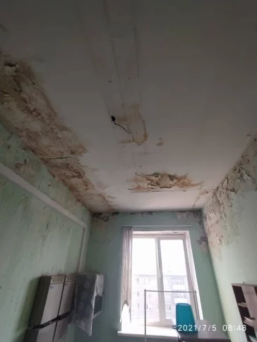 Фото: В Кузбассе прокуратура проверила протекающую крышу в больнице 4