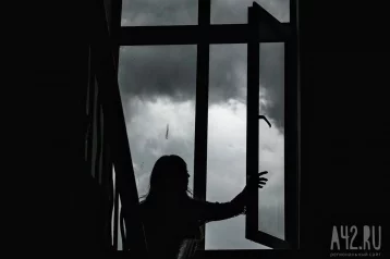 Фото: В Подмосковье школьница решила доказать свою любовь, выпрыгнув из окна  1