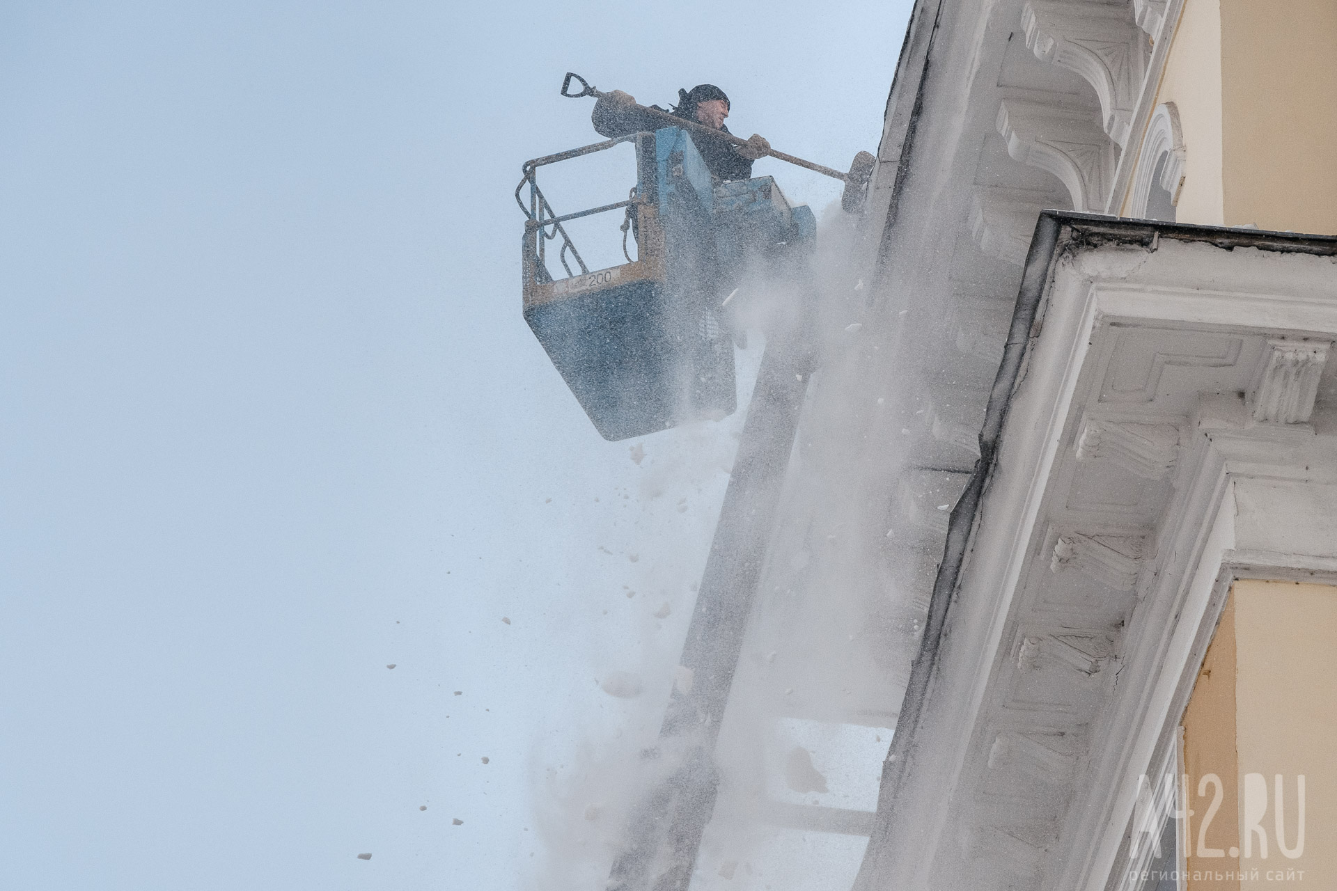 «Ждём, когда глыбы начнут падать на людей»: кузбассовцы рассказали о метровых сугробах на крыше дома