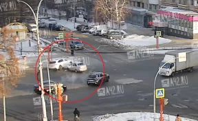 Поспешил повернуть: момент столкновения двух легковушек попал на видео в Кемерове