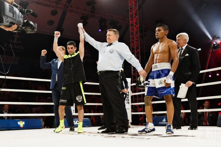 Фото: Чемпионский шаг: первый бой Миши Алояна на профессиональном ринге 17