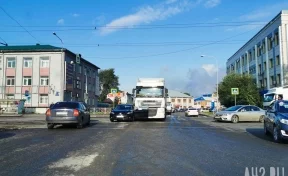 Попавшая в ДТП фура перекрыла дорогу на кемеровском перекрёстке