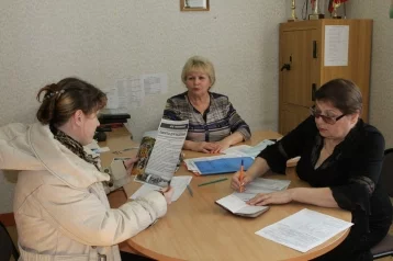Фото: Кемеровские семьи получили матпомощь на страхование имущества от паводка 1