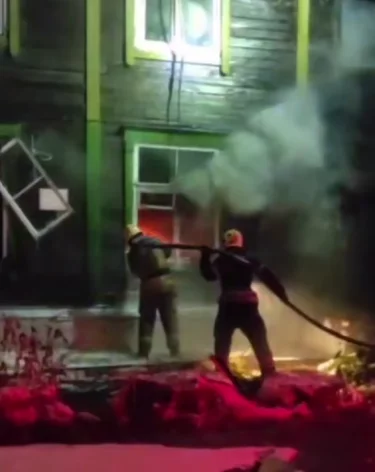 В Новосибирске при пожаре в двухэтажном доме пострадали 3 человека