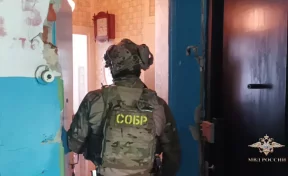 В Омске мужчина ворвался к пенсионерке и закрылся с ней в квартире