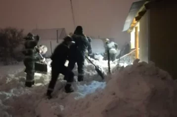 Фото: В Новокузнецке женщина хотела очистить крышу от снега и провела под завалом 10 часов 1