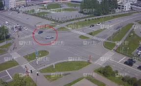 В Кемерове на перекрёстке столкнулись две иномарки, есть пострадавшие
