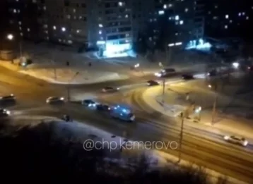 Фото: «Врезался в опору освещения»: последствия тройного ДТП в Кемерове попали на видео 1