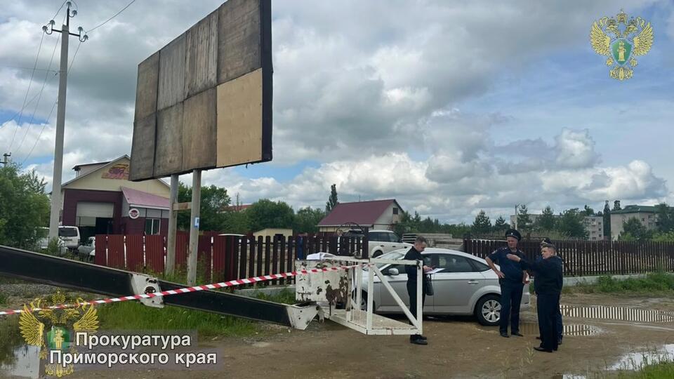 В Приморье рабочий погиб от удара током при монтаже рекламного баннера 