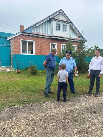 Фото: В Чувашии 4-летний мальчик травмировал 2-летнюю сестру отцовской машиной 1
