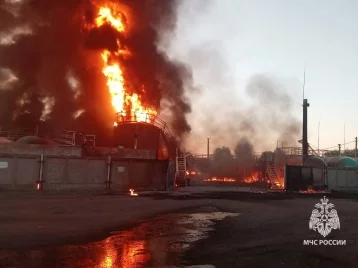 Фото: В Уфе загорелся склад горюче-смазочных материалов: пожар попал на видео  1